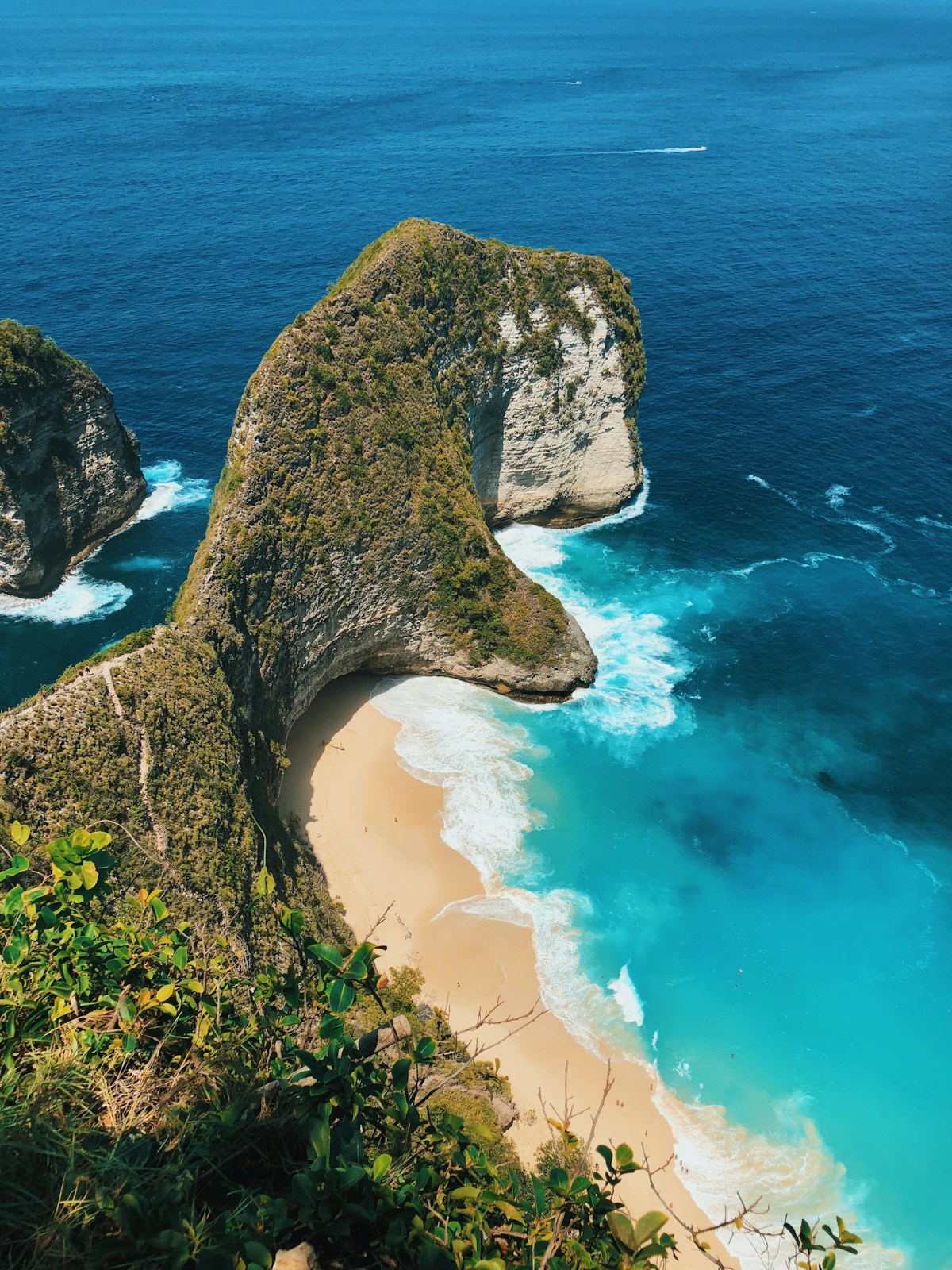 Pantai dan tebing Nusa Penida di Bali